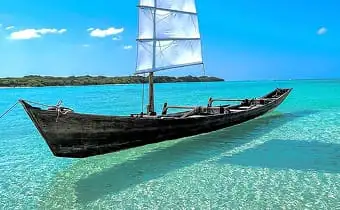 浅瀬に浮かぶサバニ