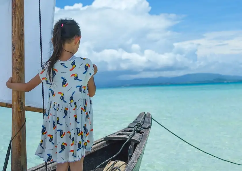 サバニから海を眺める子ども